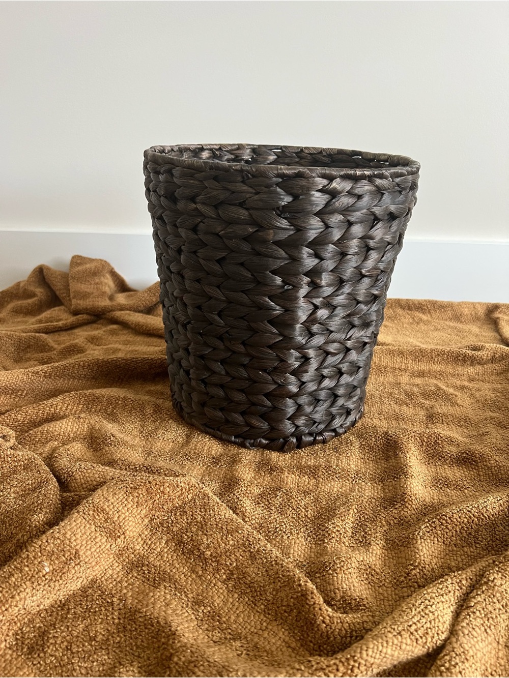 Casafield Espresso Brown Water Hyacinth Waste Basket Trash Can NWOT